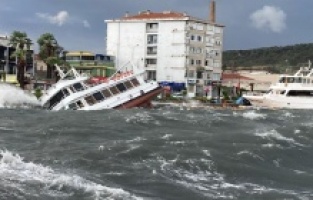 Şiddetli fırtına Ayvalık'ta hayatı felç etti!