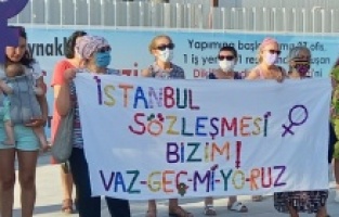 Dikili Kadın Platformu: "İstanbul Sözleşmesi için nöbetteyiz"