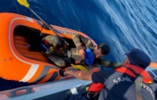 Dikili'de, lastik botta mahsur kalan göçmen kurtarıldı