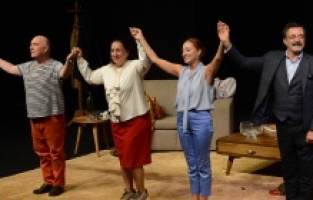 Bergama’da Vahşet Tanrısı ayakta alkışlandı