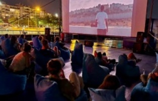 İzmirliler denizde sinemayı sevdi