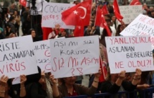 Aşı karşıtlarından İzmir'de miting!