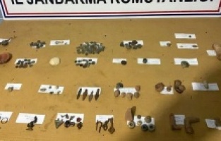 Bergama'da; evini müzeye çevirmiş, 165 parça tarihi eser ele geçirildi