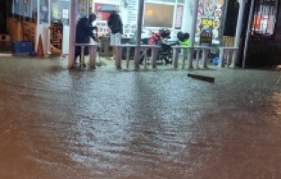 Dikili'yi yağmur ve fırtına vurdu