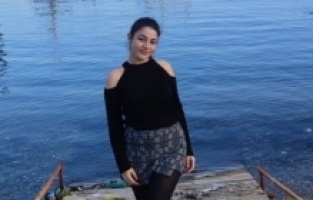 Bergama'da 5. kattan atlayan Ecem, ilçeyi yasa boğdu