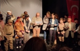 Dikili Vakfı Tiyatro Topluluğu ilgiyle izlendi