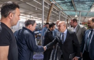 Başkan Soyer Bergama'da dükkanları yıkılan esnafı ziyaret etti