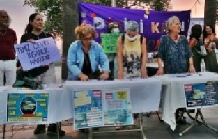 Dikili'de kadınlar, ölüm gemisine karşı imza kampanyası başlattı