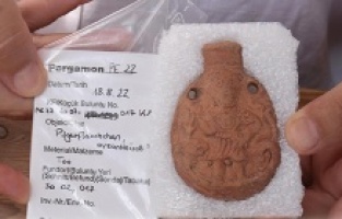 Pergamon kazılarında hacı şişesi bulundu!