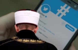 Dikili'de 'Eskortçu Müezzin' İddiası! Müezzinden ilginç savunma!