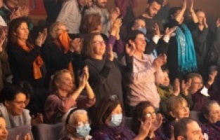 İzmir Şehir Tiyatroları ile İzmir Kent Konseyi depremzede kadınlar için ele ele Verdi