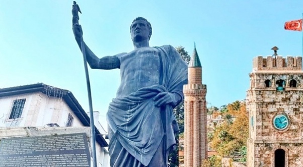 Bergama Kralı II. Attalos Heykeli'nin hikayesi ilgi çekiyor!