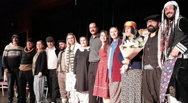 “Sınıf ve Veli Toplantısı” Sahneye Taşınan Bir Hafıza, Kaybolan Bir Dilin Hikâyesi