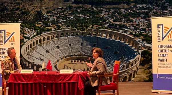Bergama Tiyatro Günleri'nde "Tiyatro ve Dionysos İnancı" konuşuldu