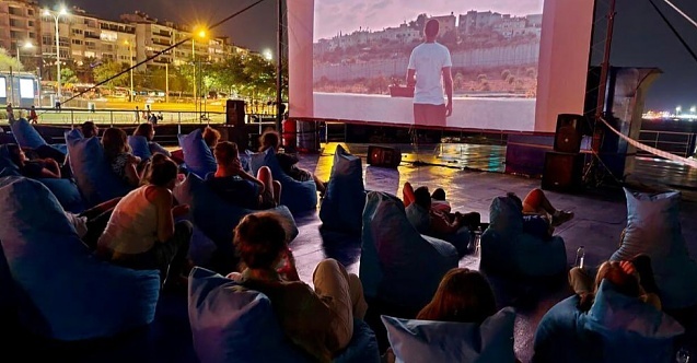 İzmirliler denizde sinemayı sevdi