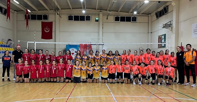 Bergama'da Cumhuriyet Kupası düzenlendi