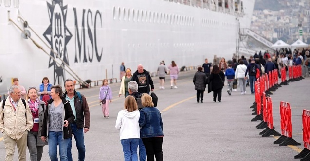 Binlerce turist Bergama Antik Kenti’ne akın etti