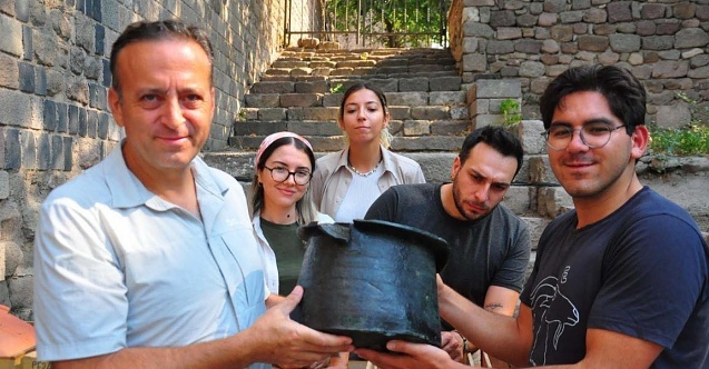 Pergamon Antik Kenti'nde 1400 yıllık bronz kazan bulundu