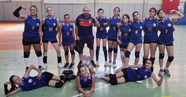 Dikili Lodos Voleybol'da liderliğe oturdu, ilk maçta fırtına gibi esti