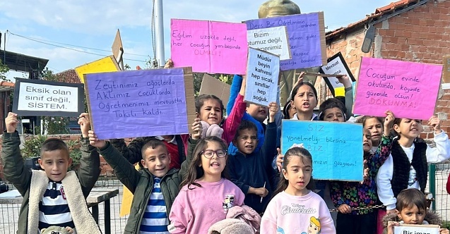 Dikili Deliktaş Köyü’nde veliler ve öğrenciler eylem yaptı!