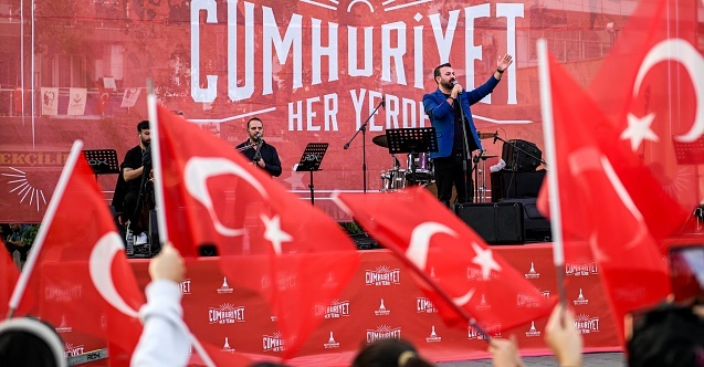 İzmir’de Cumhuriyet coşkusu kentin dört yanında