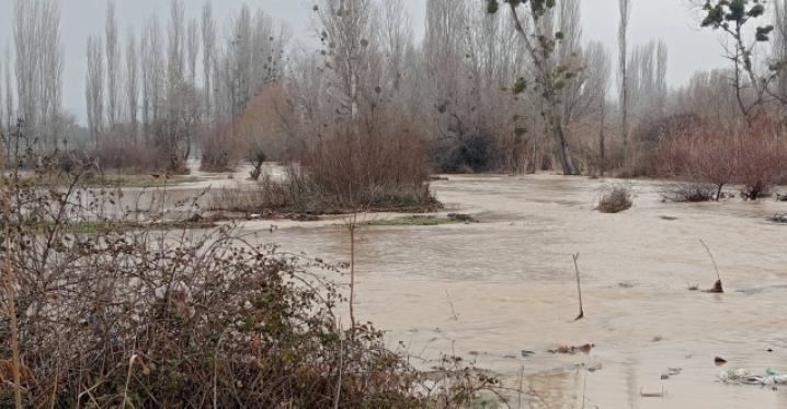 Bakırçay’da sağanak mesaisi: Ova sular altında, yollar geçit vermedi!