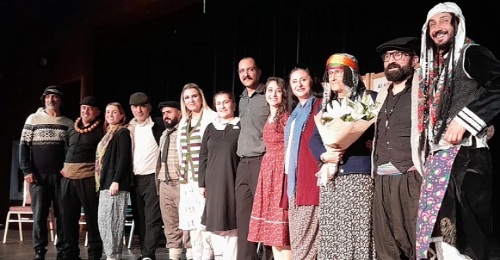 “Sınıf ve Veli Toplantısı” Sahneye Taşınan Bir Hafıza, Kaybolan Bir Dilin Hikâyesi