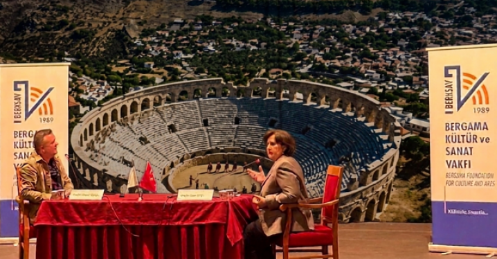 Bergama Tiyatro Günleri'nde "Tiyatro ve Dionysos İnancı" konuşuldu