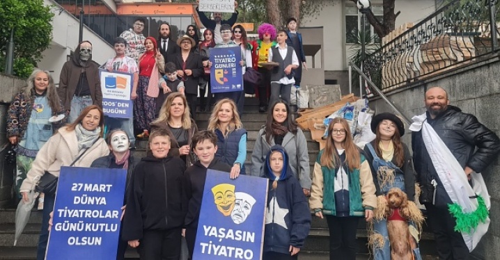 Bergama sokakları tiyatro günlerinde renklendi