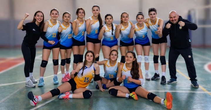 Dikili Lodos İzmir’i sallıyor! Filenin genç yıldızları şampiyonluğa koşuyor!